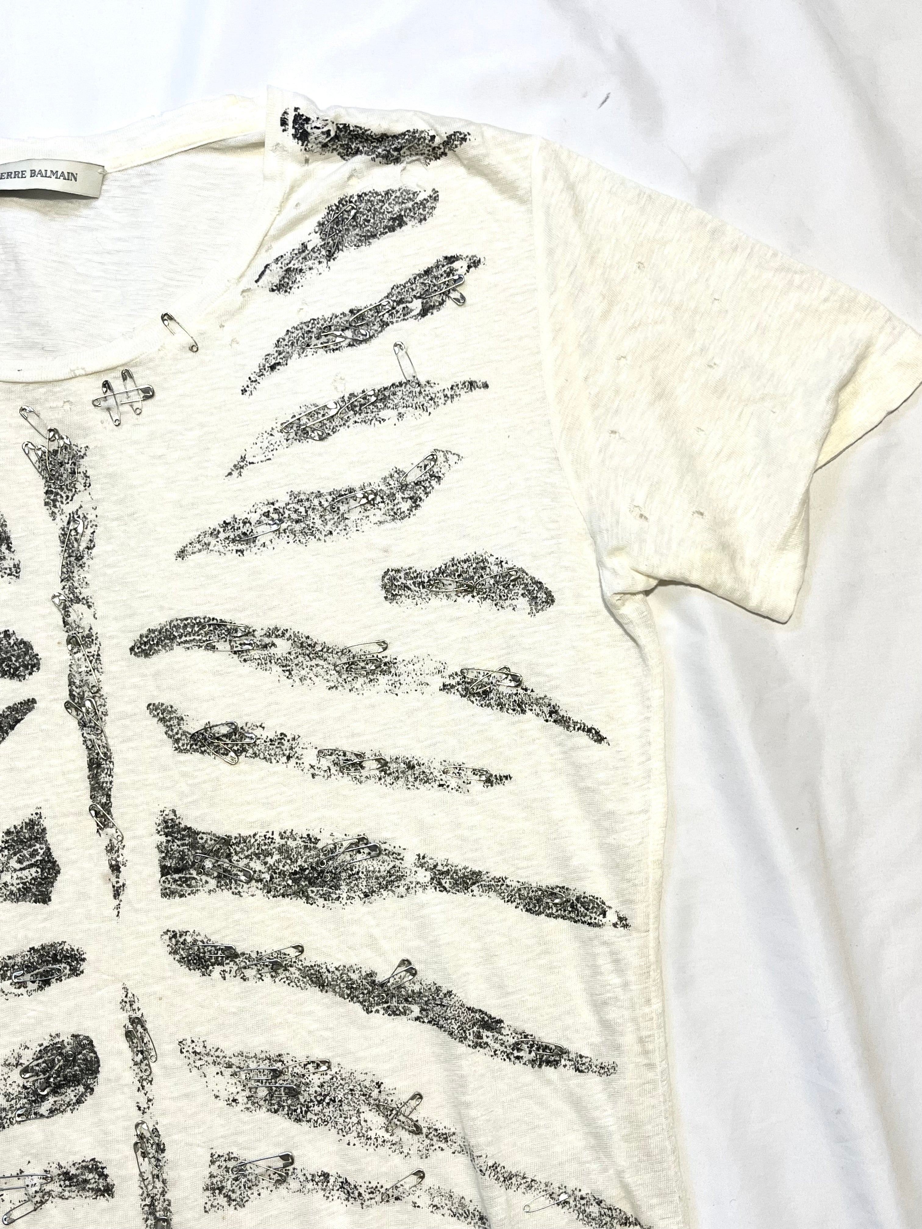 PIERRE BALMAIN "RIBCAGE" DISTRESSED SAFETY PIN T-SHIRT