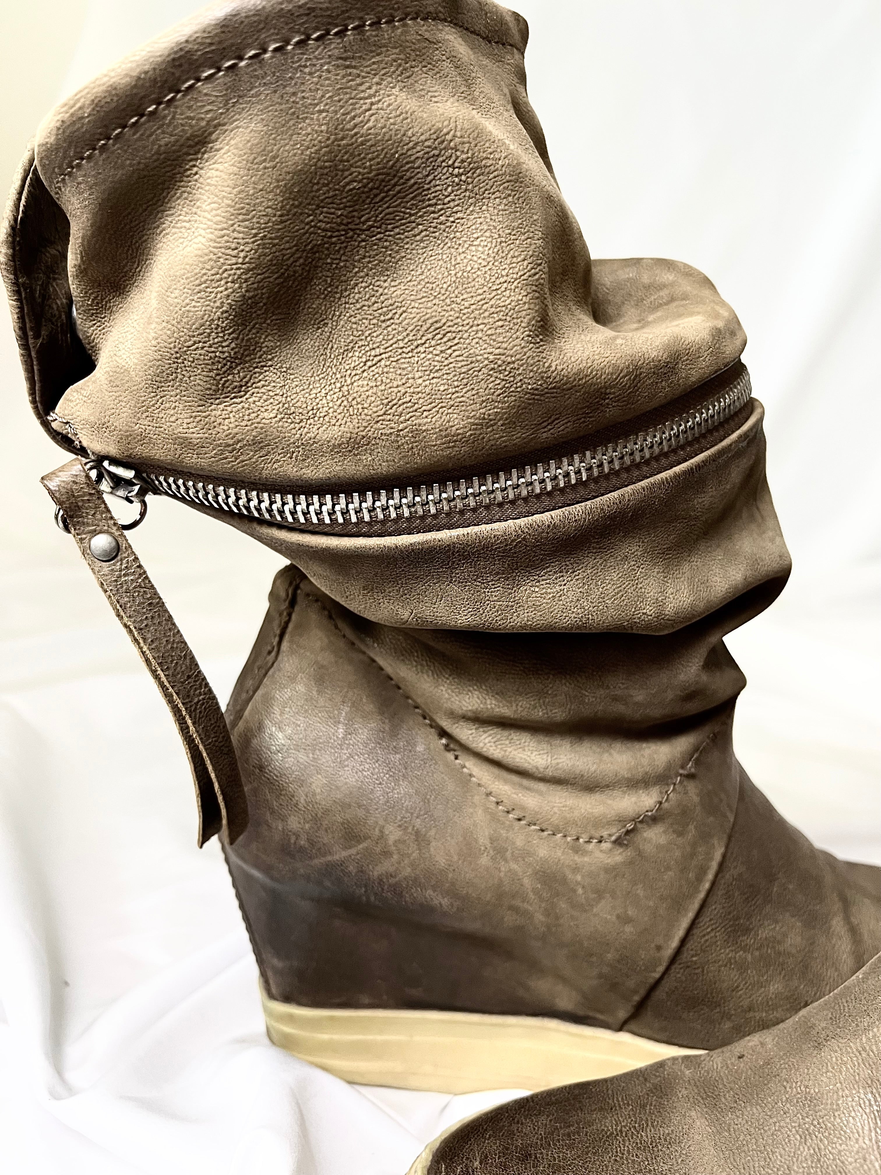AS98 TORNADO LEATHER ZIPPER WEDGES IN SIZE 41
