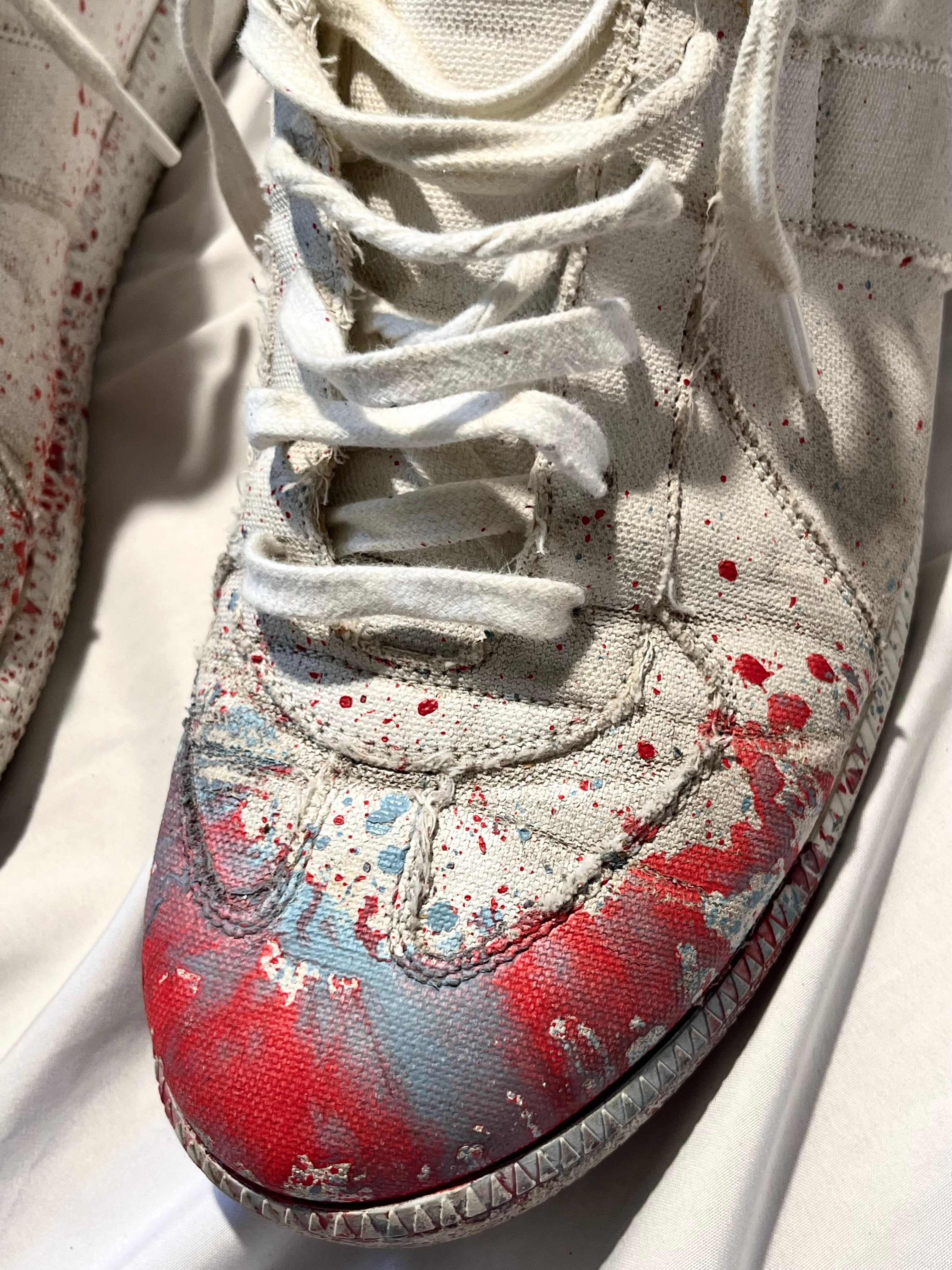 MAISON MARGIELA WHITE CANVAS PAINT SPLATTER RED/BLUE GATS